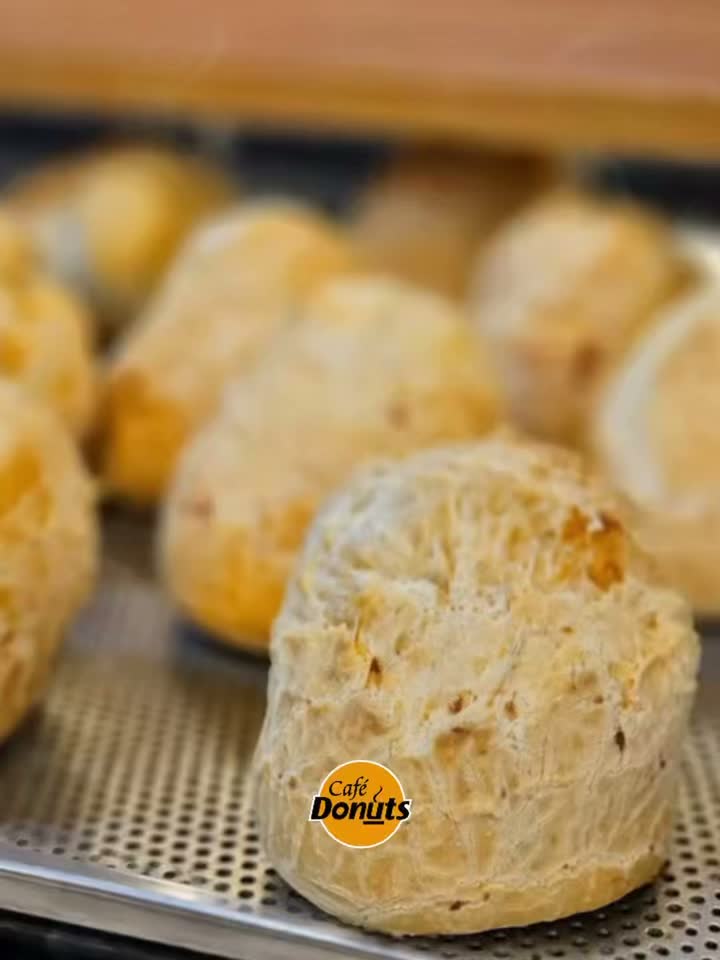 Tem cheirinho melhor? 🧀☕️ Pão de queijo no forno, crescendo devagarinho e aquele aroma i...
