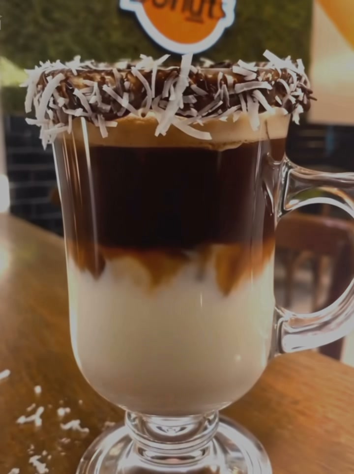 ☕🥥 Cremosidade pura no nosso Café Coconut. A combinação perfeita entre café gourmet, lei...