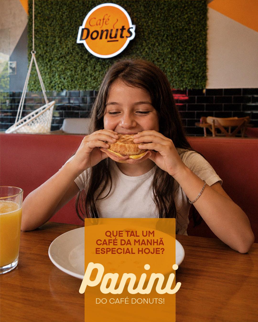 Comece o dia de forma especial! ☕🥪✨ Panini quentinho, recheado, crocante e delicioso, p...