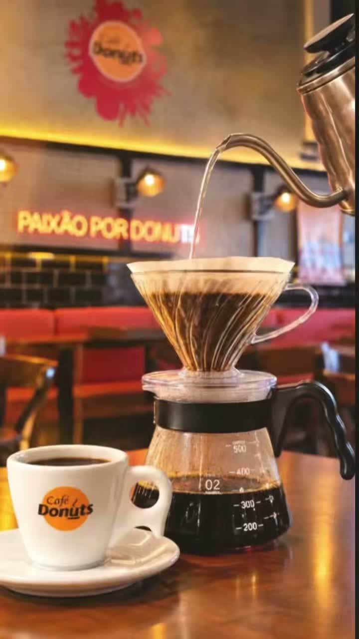 Água quente. 💧 Café. ☕ Tempo. ⏳