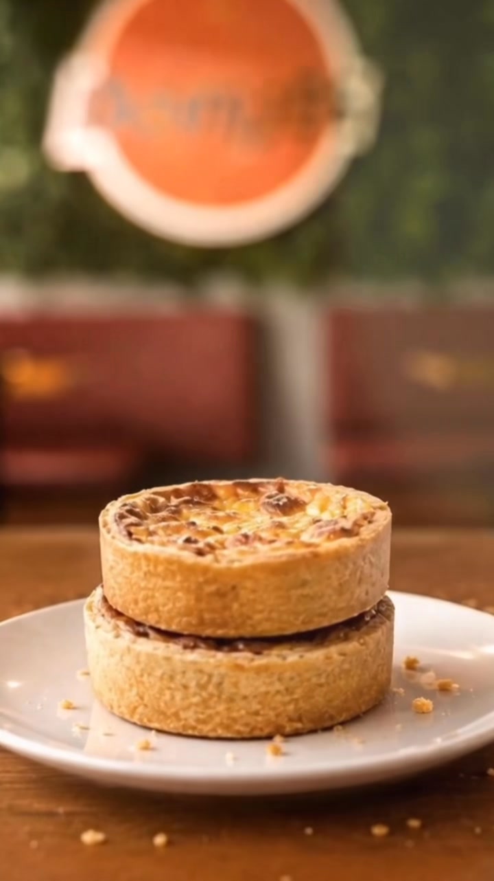 Massa irresistível, recheio cremoso e muito queijo derretido. 🧀✨ O nosso Quiche de Queij...