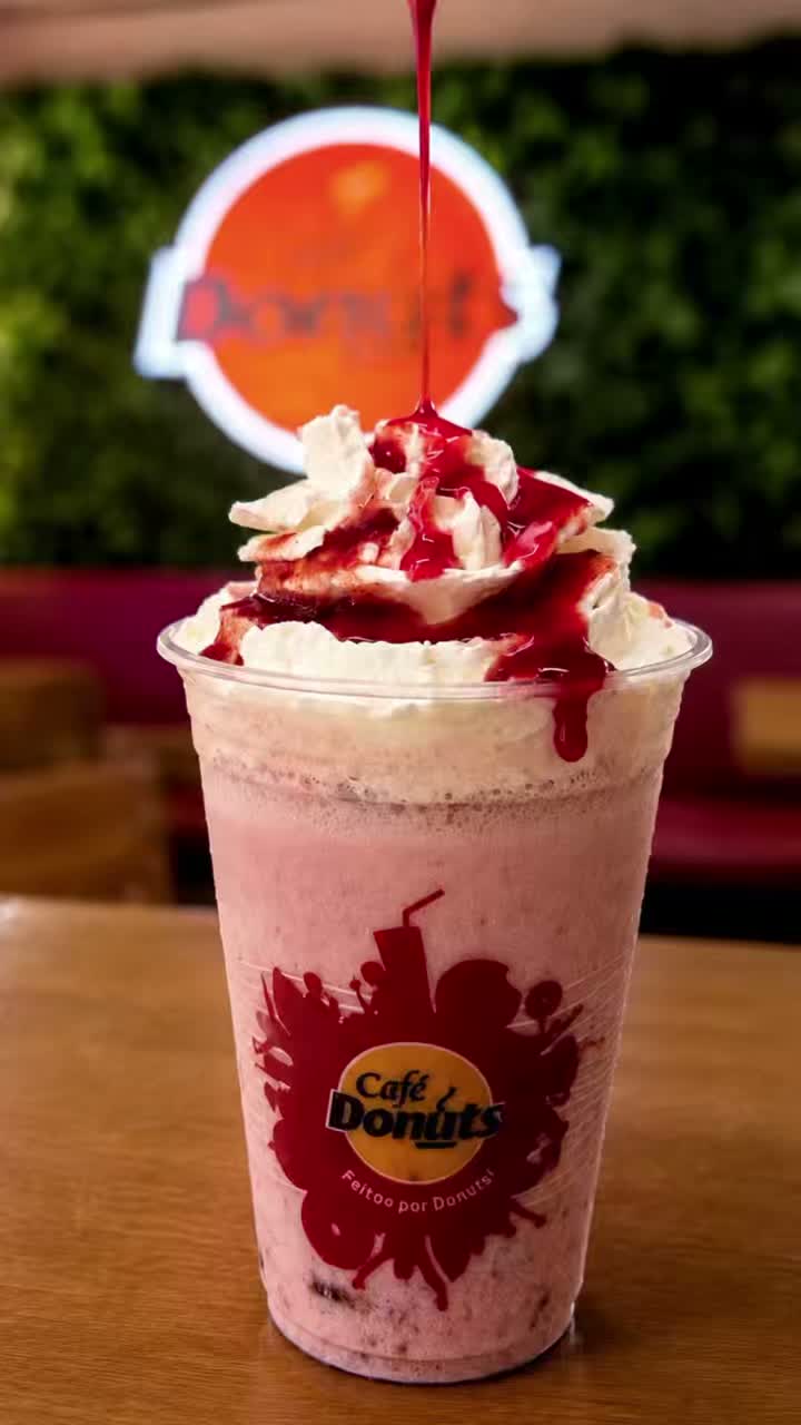 Nosso Frappé Iogurte de Morango com Água de Coco traz o sabor docinho do morango em uma ve...